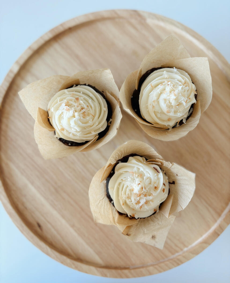 Coconut cupcakes with cream frosting